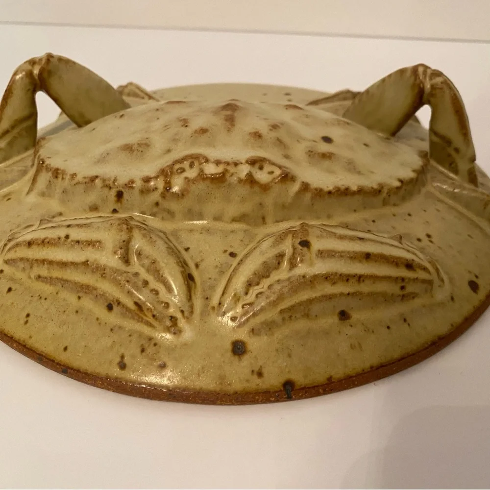 JEFF TINIUS STORM LAKE POTTERY LIDDED CASSEROLE CRAB RELIEF TAN STONEWEAR USA